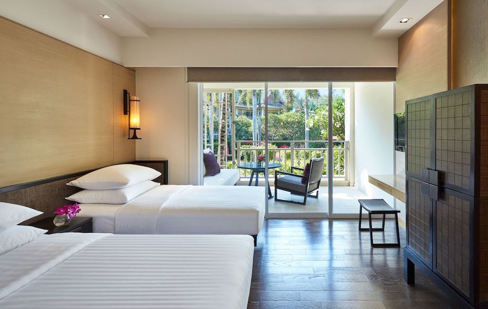 Club, Twin Beds
