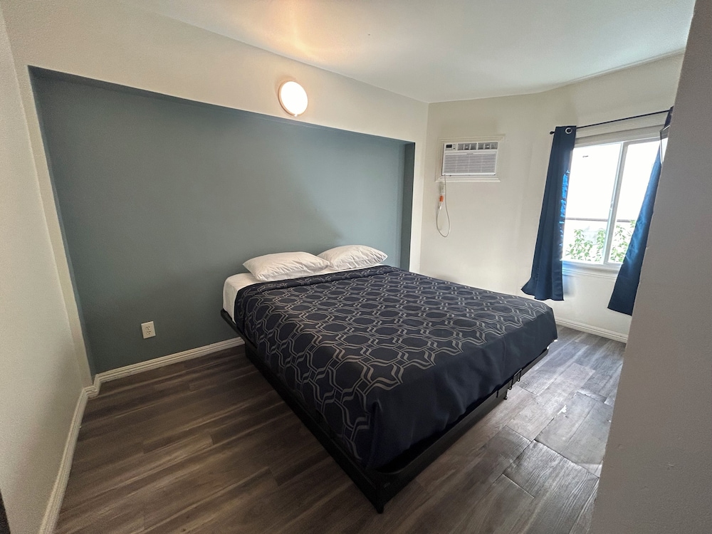 Basic, Queen Bed