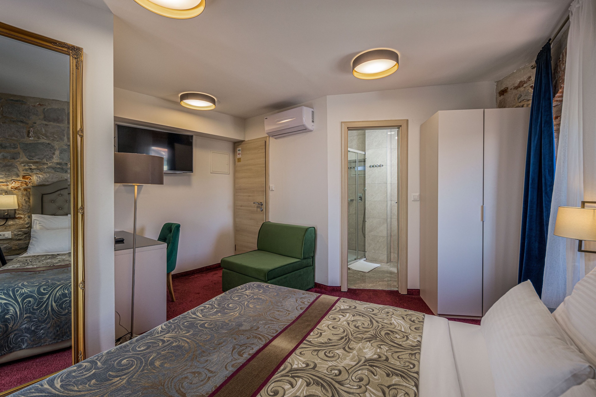 DELUXE, DOUBLE BED