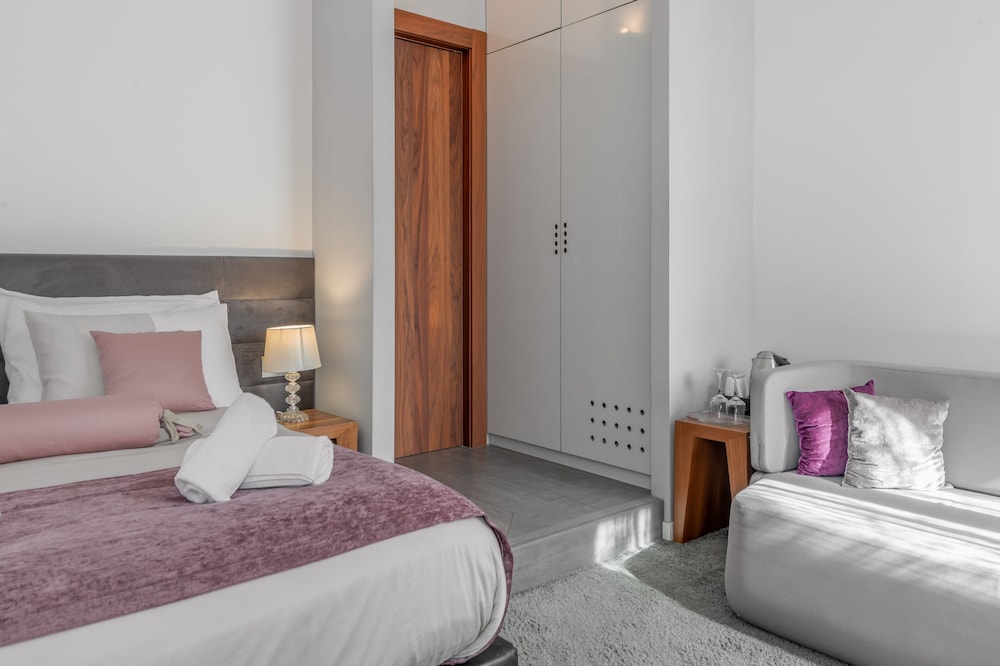 Starlight Luxury Suites 7/40