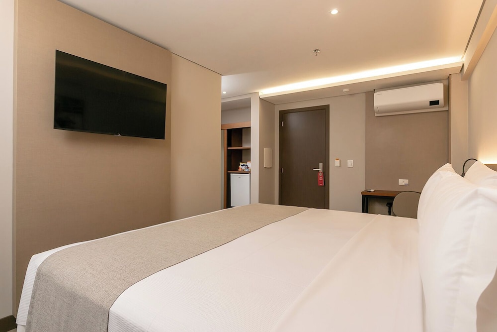 غرفة ديلوكس بسرير كينج، The Roochelle Hotel 2/2