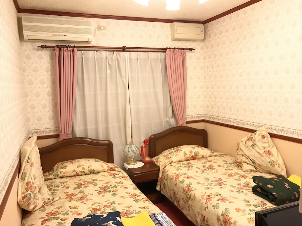 ROOM, TWIN BEDS, PRIVATE BATHROOM