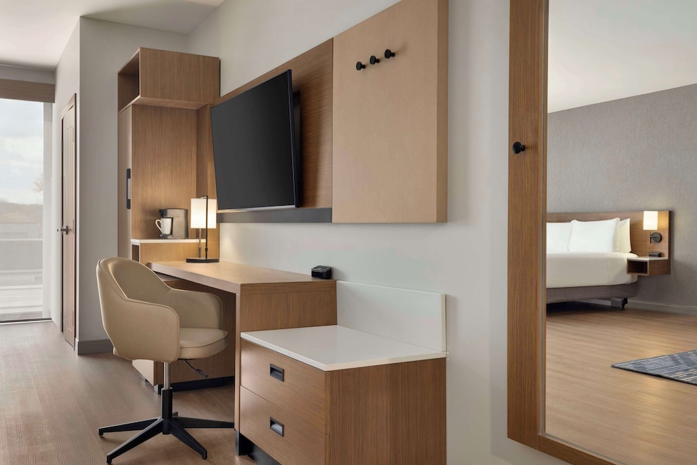 Hyatt Place Windsor 45/50