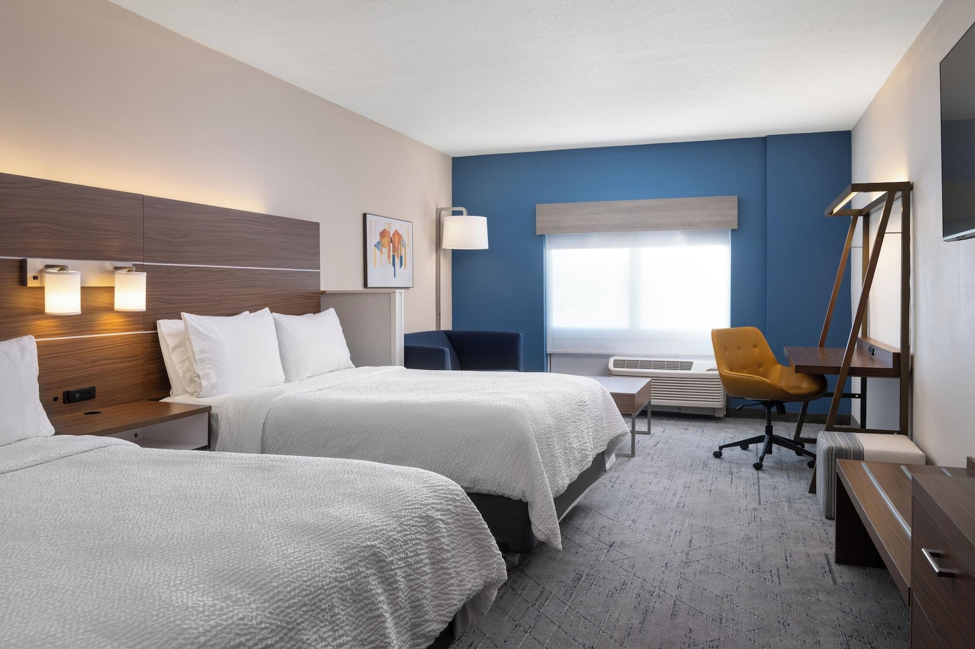 suite, multiple beds, lake view