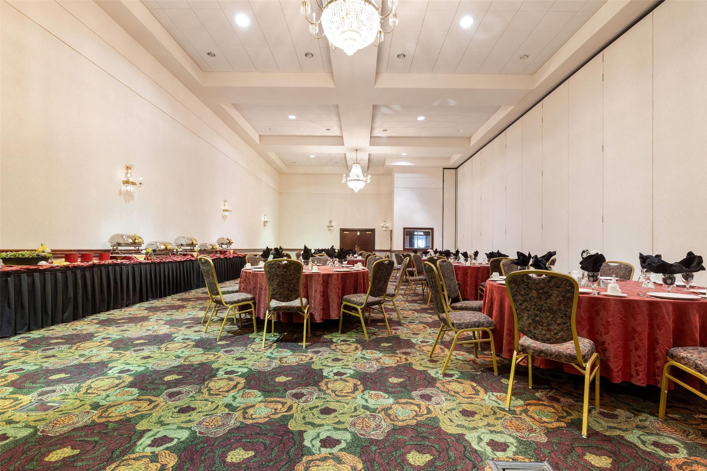 Ramada by Wyndham State College Hotel & Conference Center 31/40