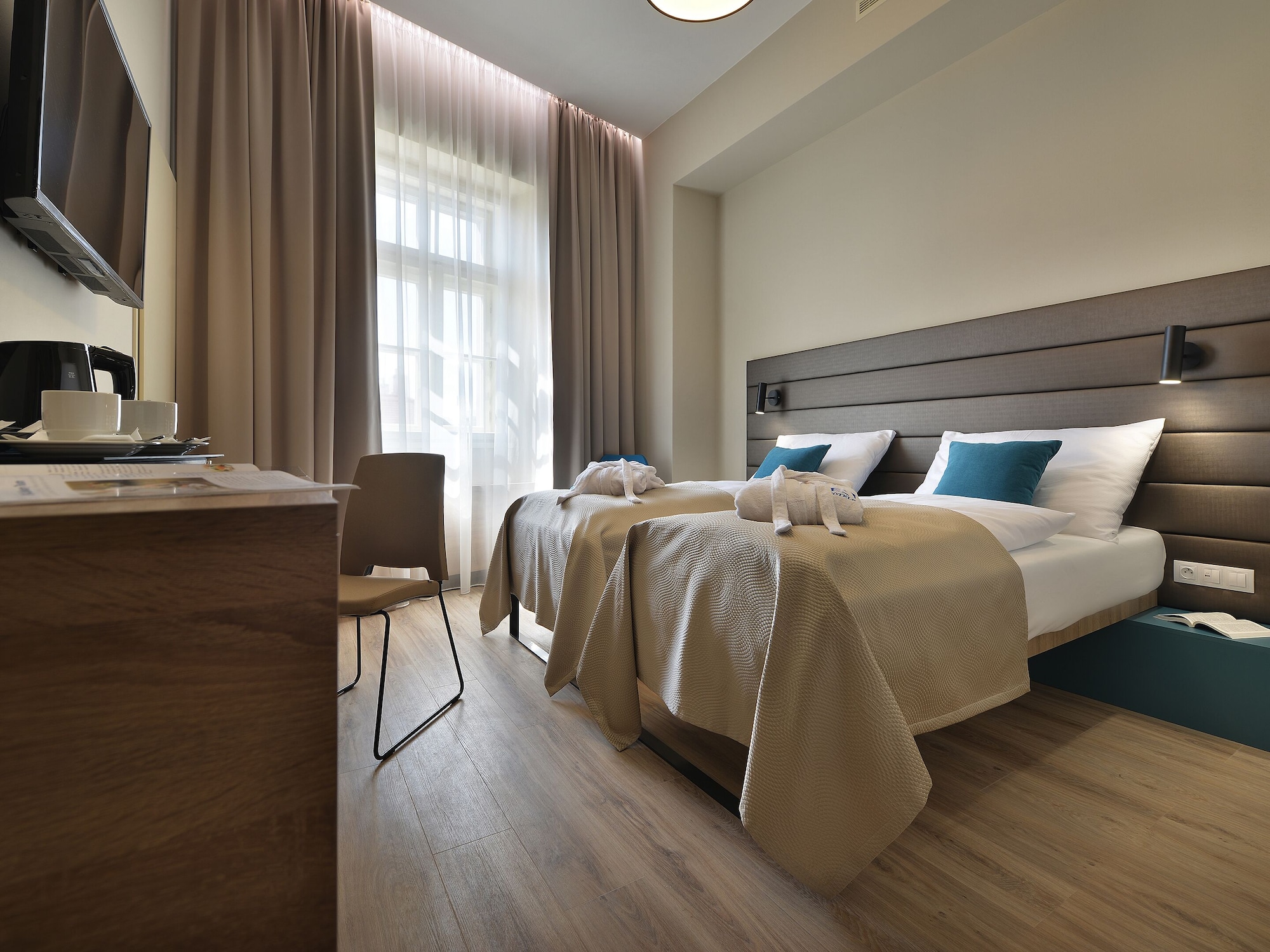 ROOM, TWIN BEDS