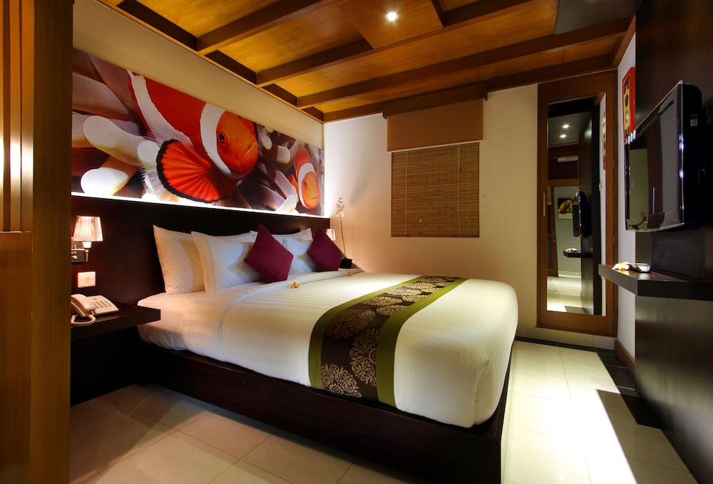2 Bedrooms, Family Suite, Queen and Twin Beds