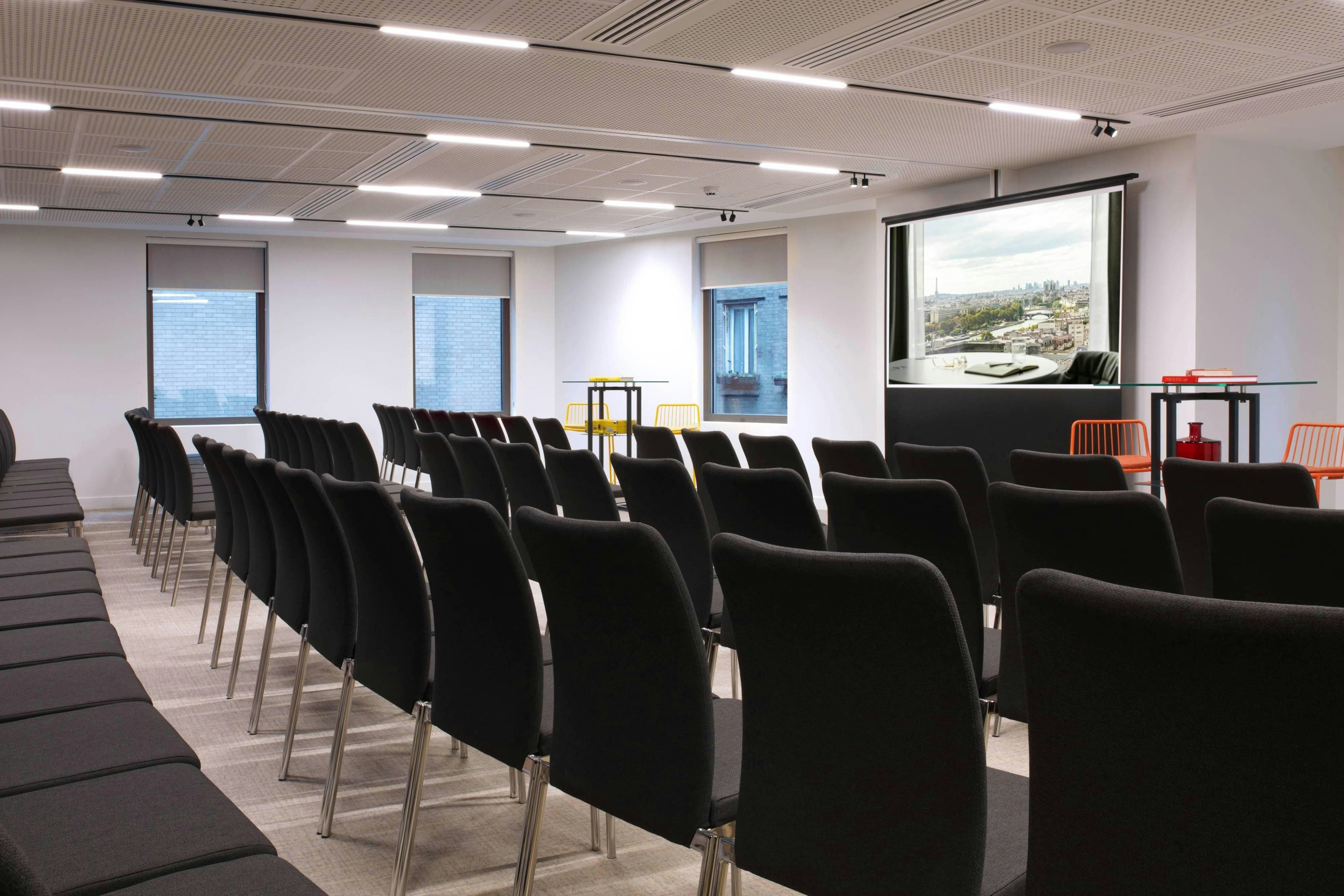 Courtyard Paris Gare de Lyon 33/42