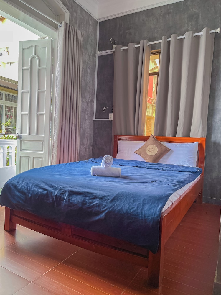 Amy Hostel Hue 20/65