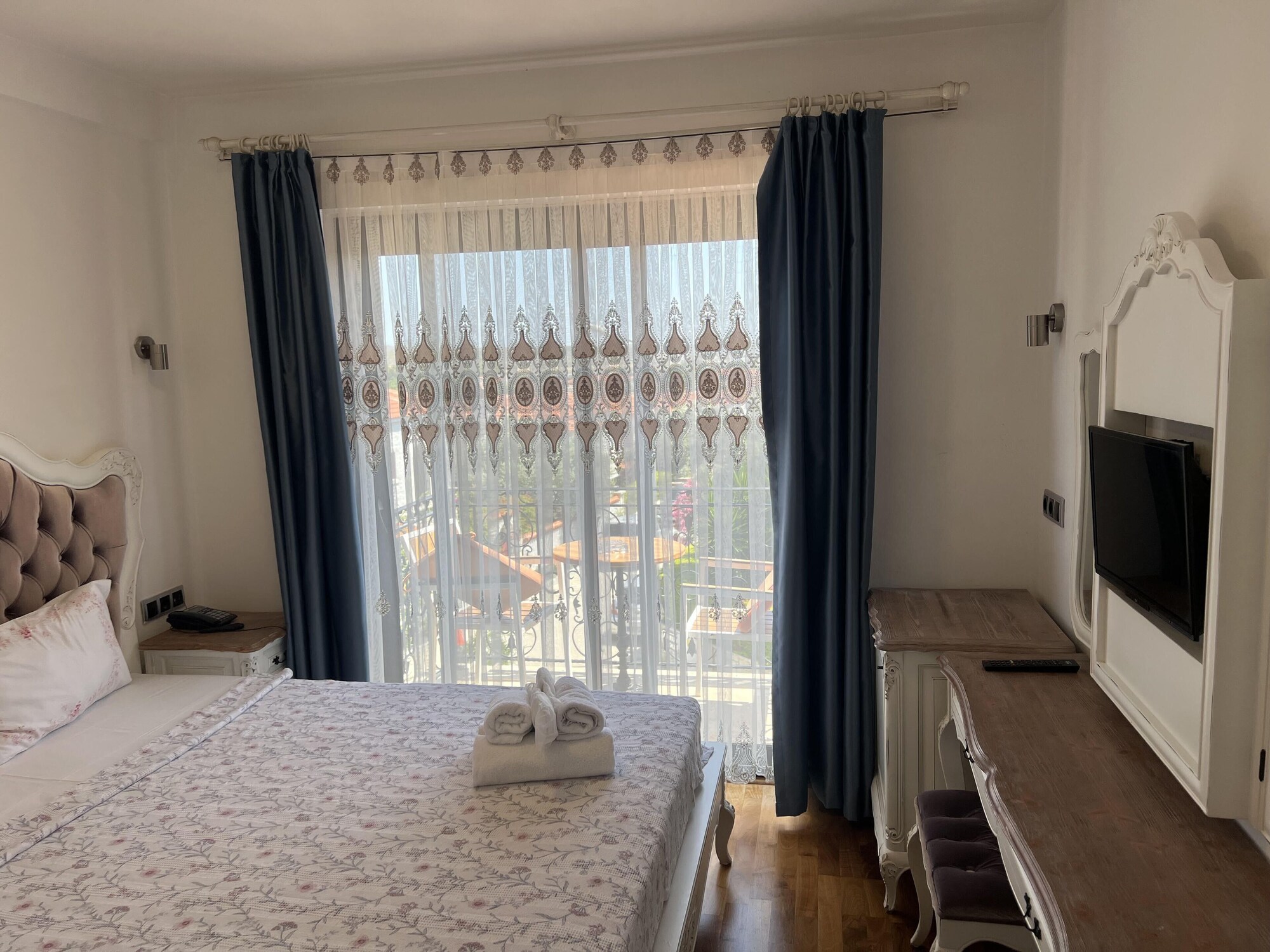 DELUXE, DOUBLE BED