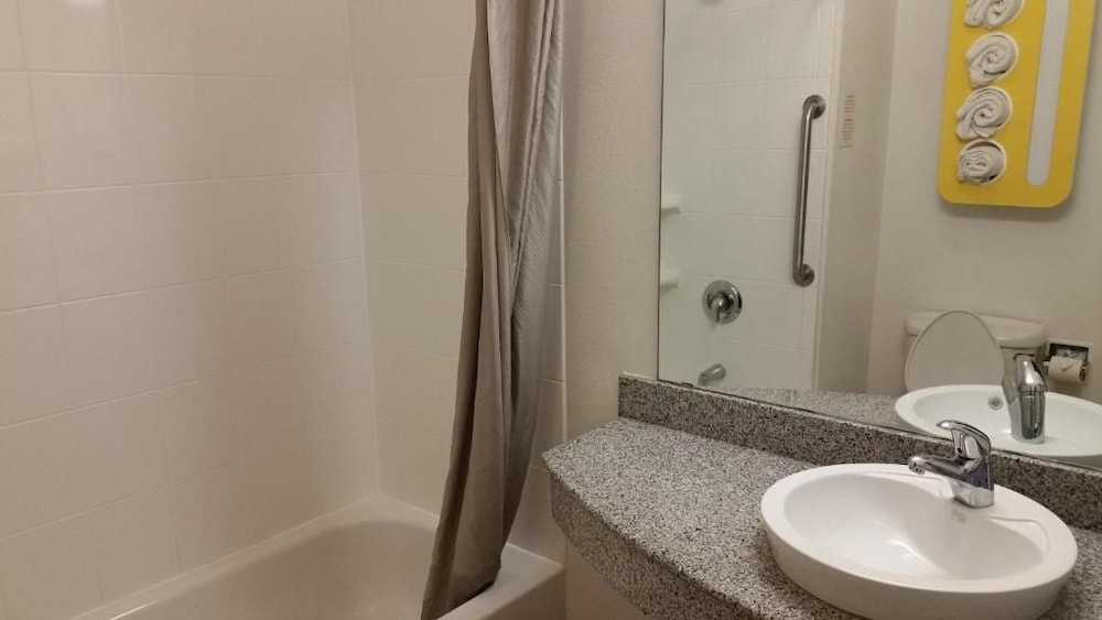 Motel6 Eagle Pass, TX - Lakeside 54/59