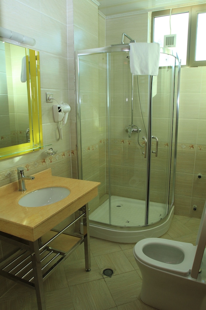 Hera Addis Hotel 39/41