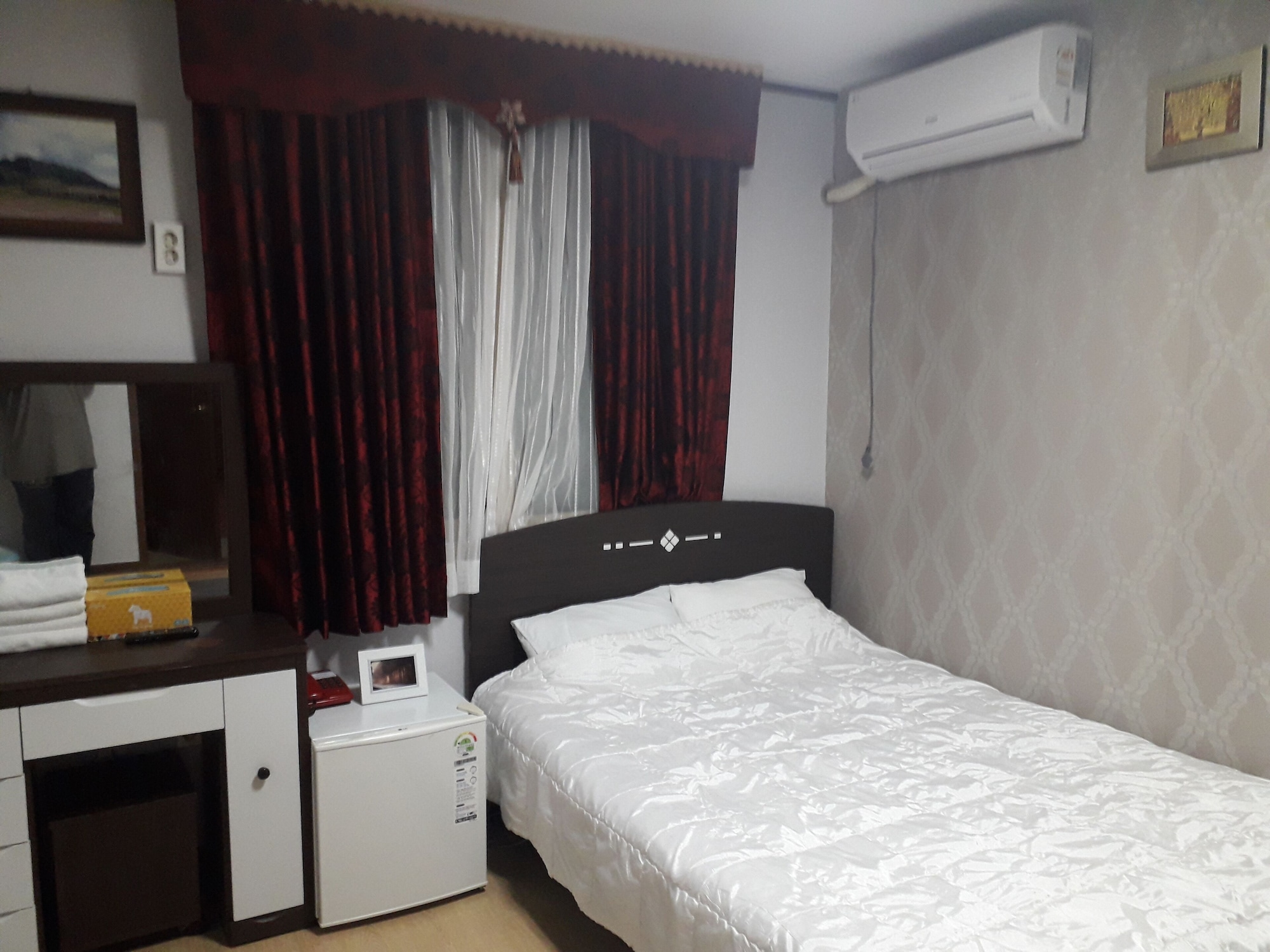 ROOM, DOUBLE BED
