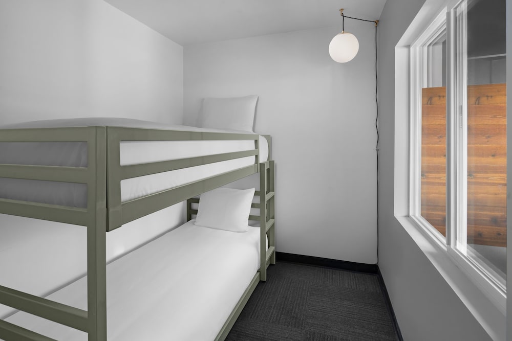 evo Hotel Tahoe City 50/50