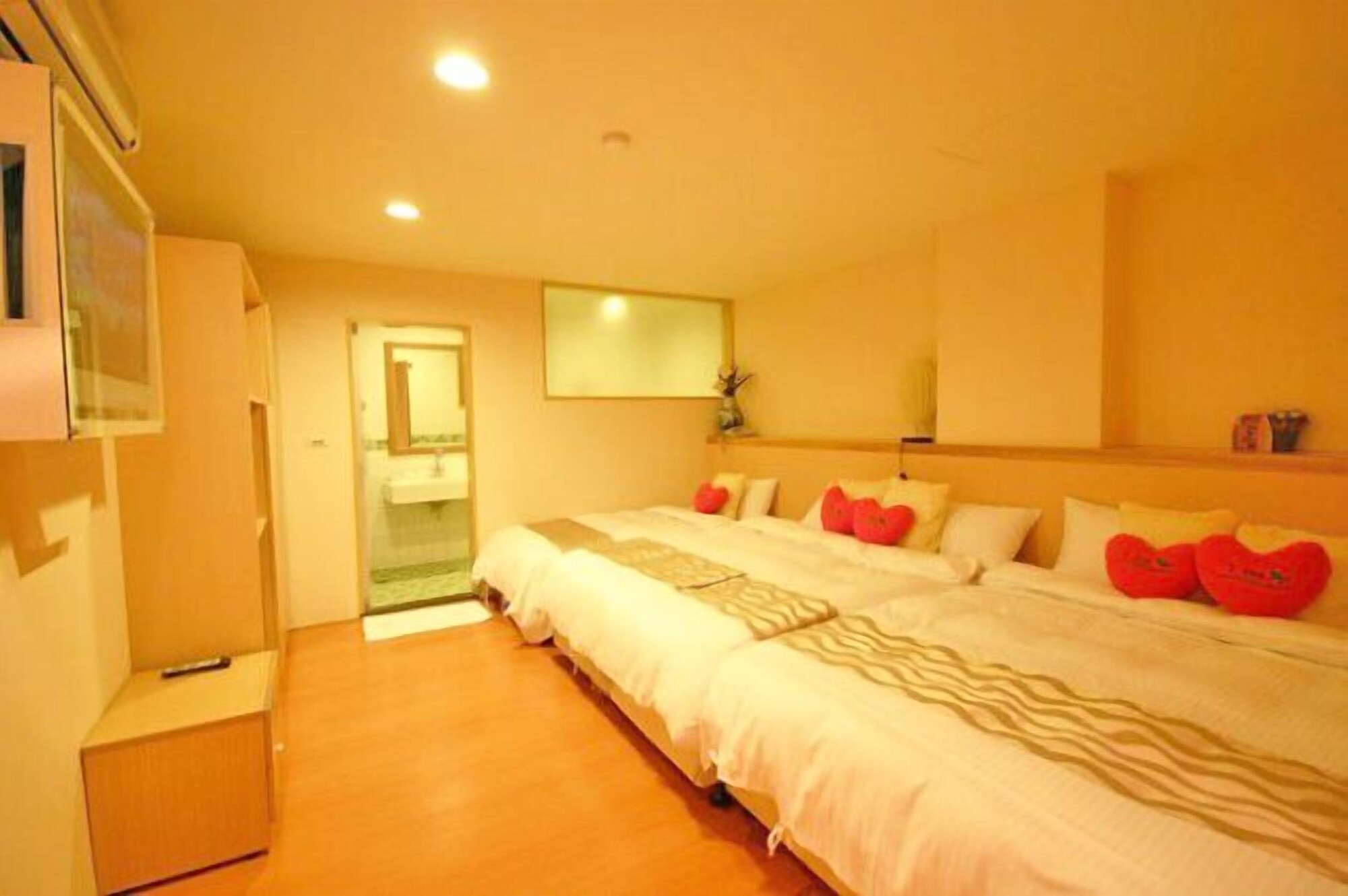 DELUXE, ECONOMY, SUITE, NO WINDOW