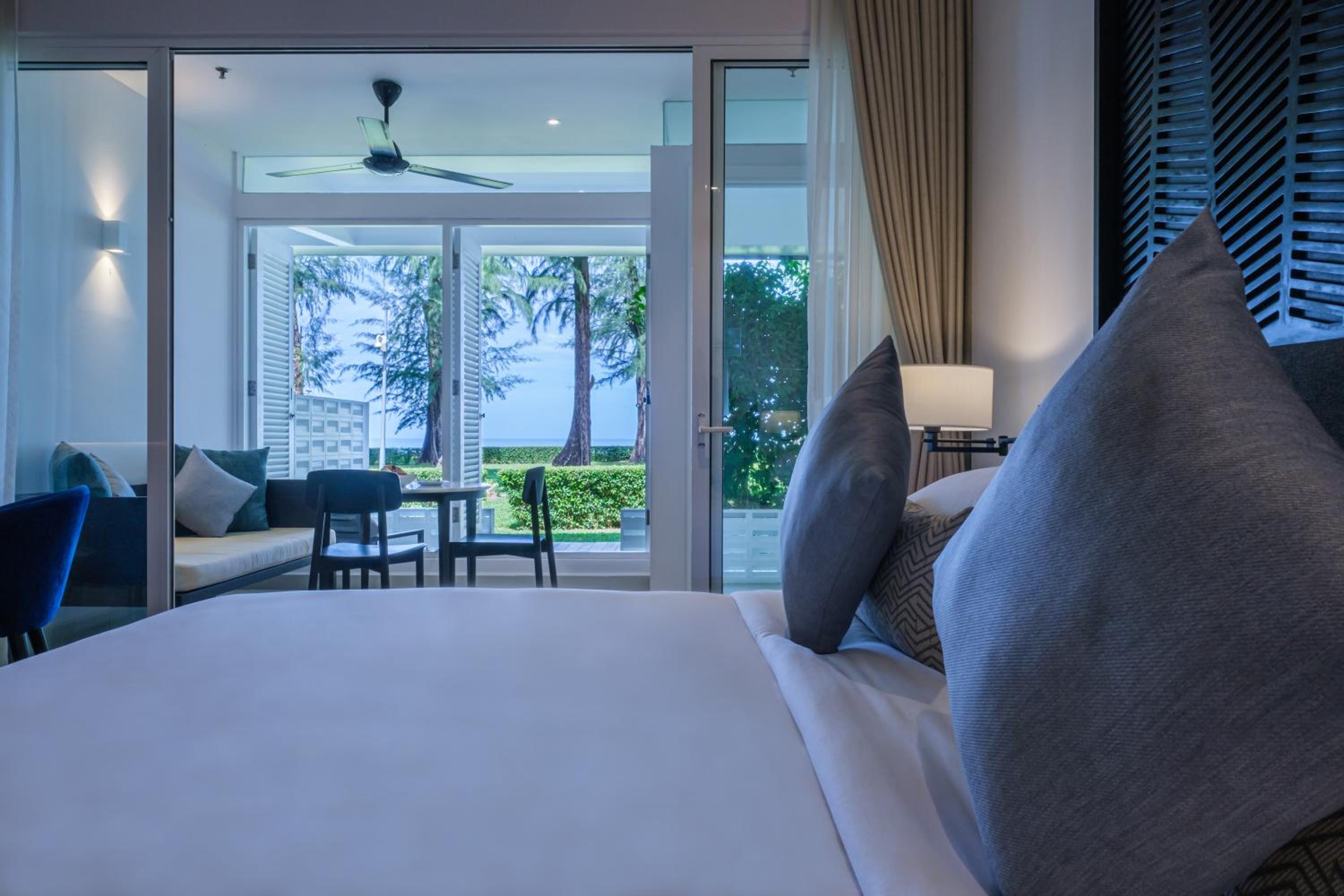 Premier, King Bed, Garden and Sea View
