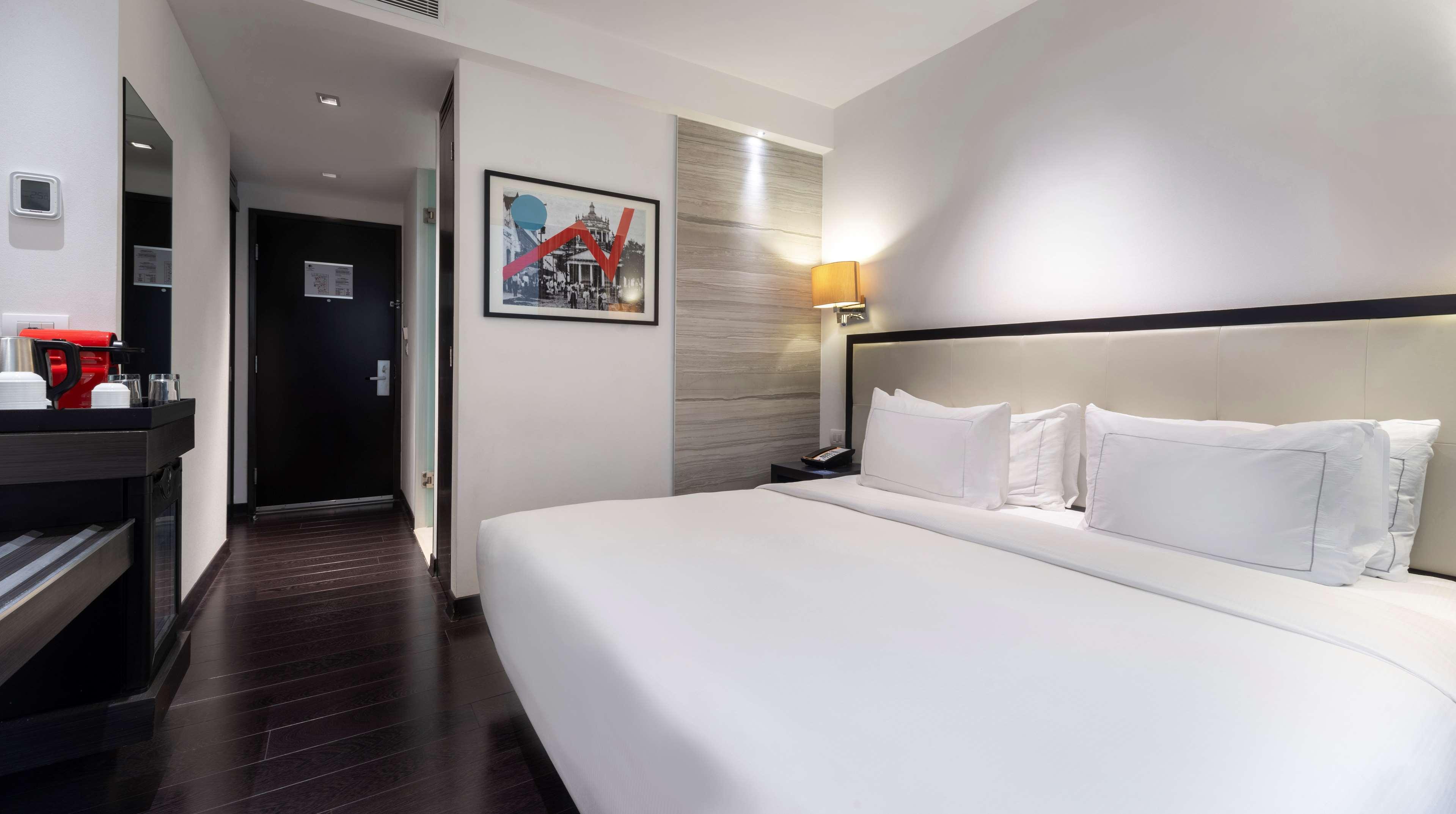 GUEST ROOM, KING BED