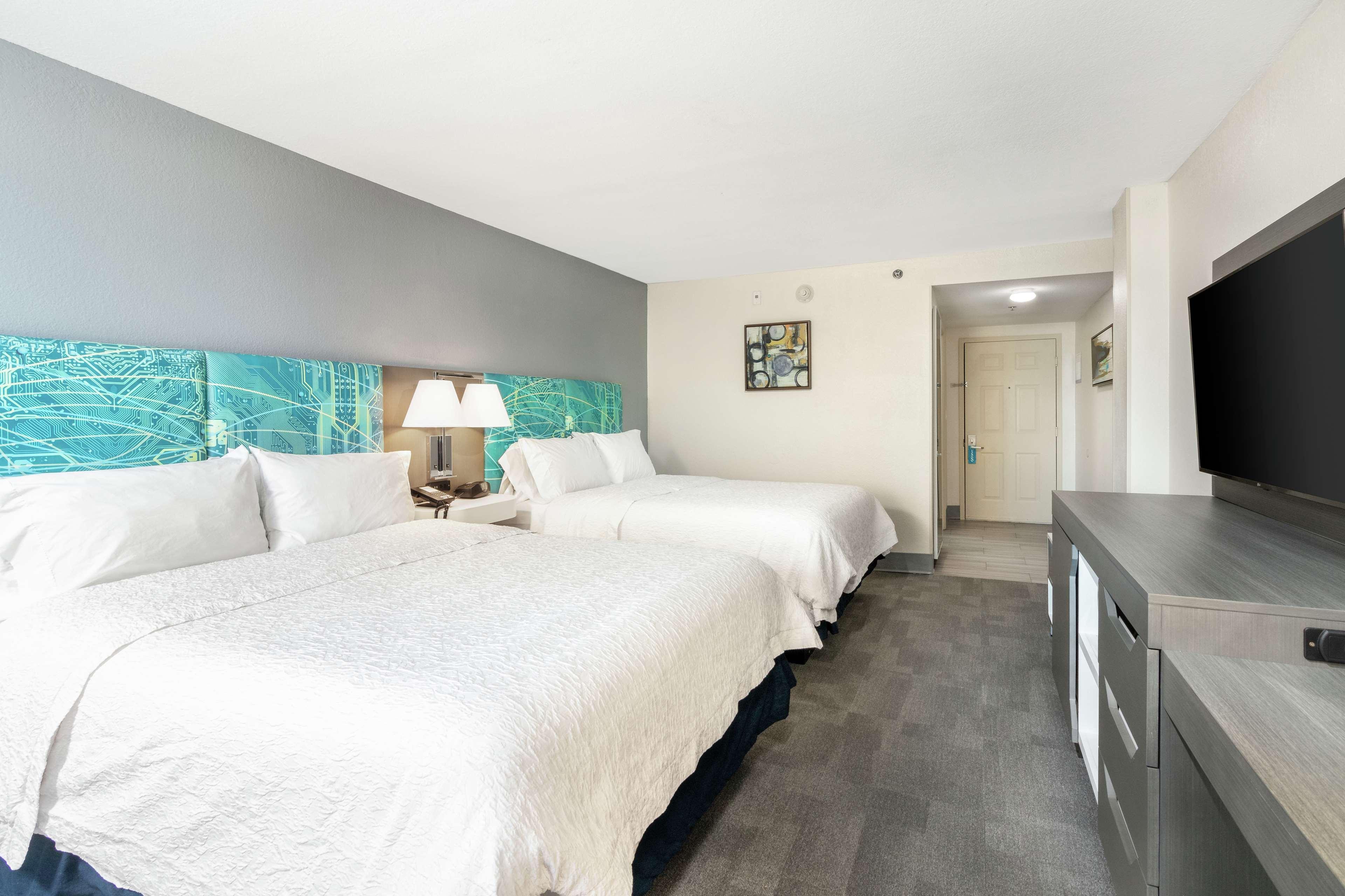 Room, Queen Bed, City View