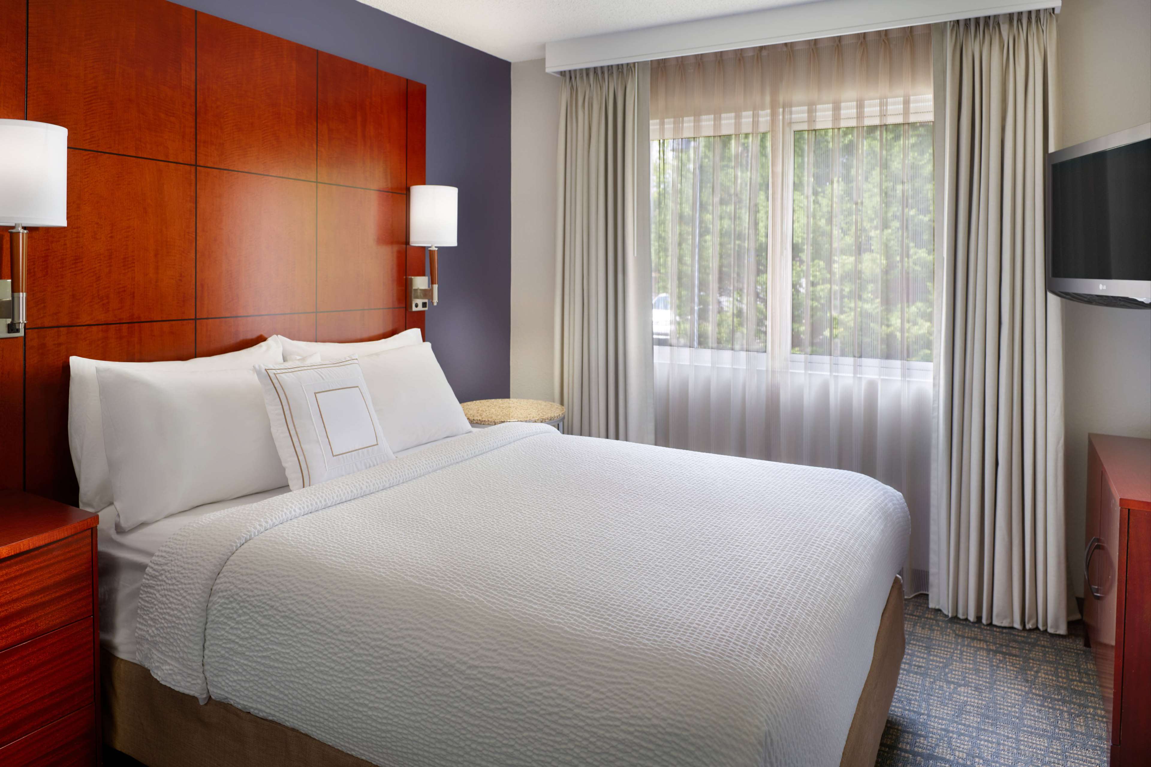 1 BEDROOM, SUITE, QUEEN BED, BATHTUB, ACCESSIBLE