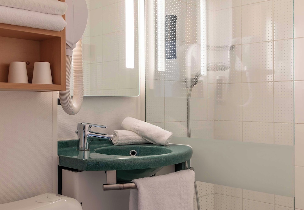 غرفة قياسية ثلاثية بسرير مزدوج وسرير فردي، B&B HOTEL Lourdes Centre Gare 3 etoiles 5/5