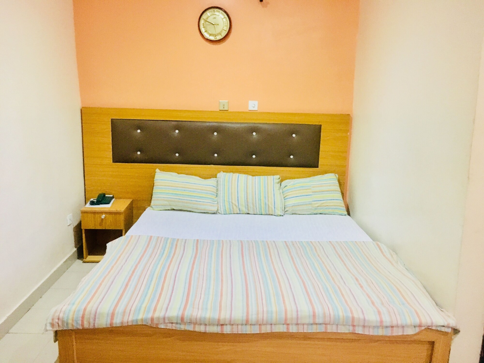 EXECUTIVE, QUEEN BED