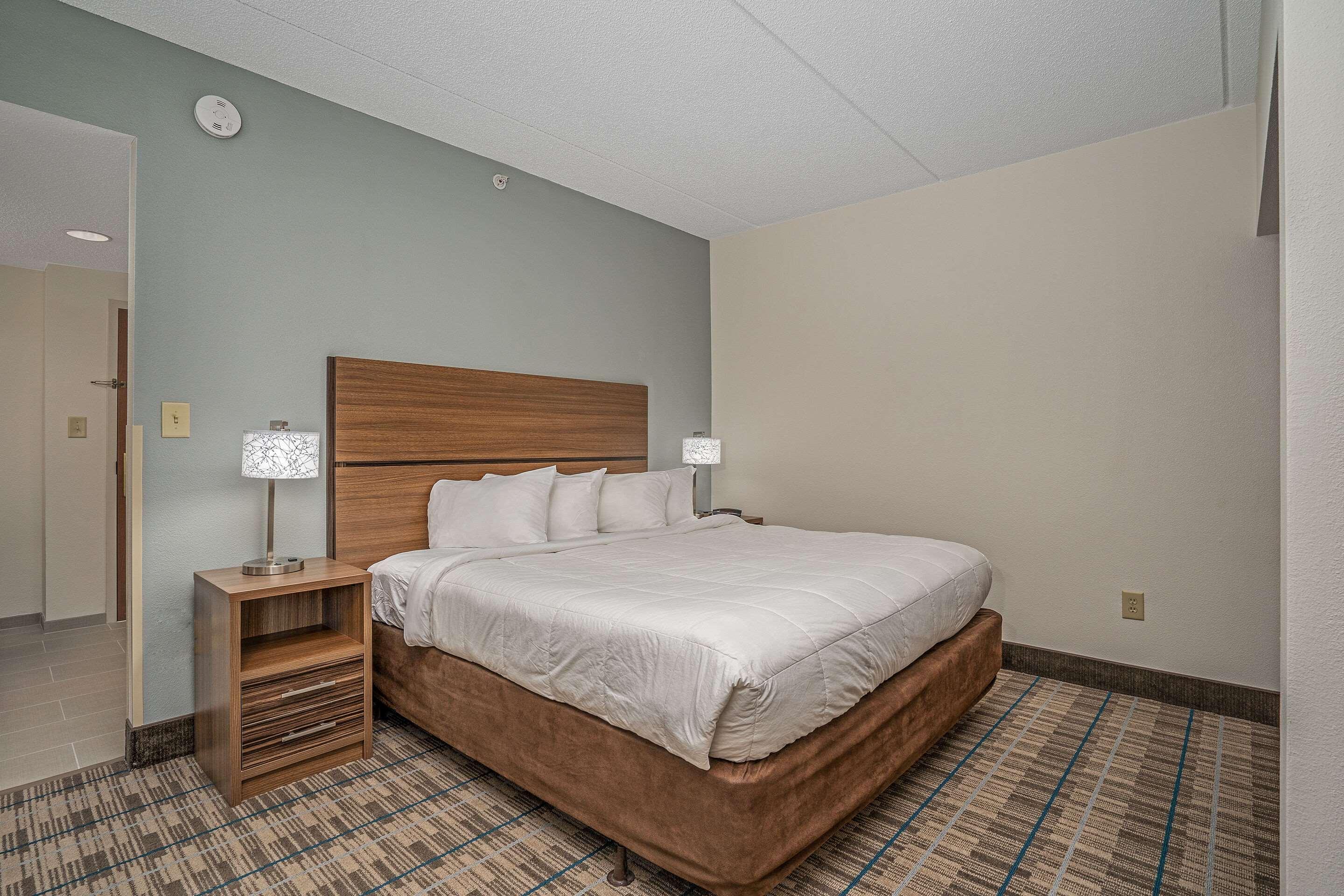 EFFICIENCY, SUITE, KING BED