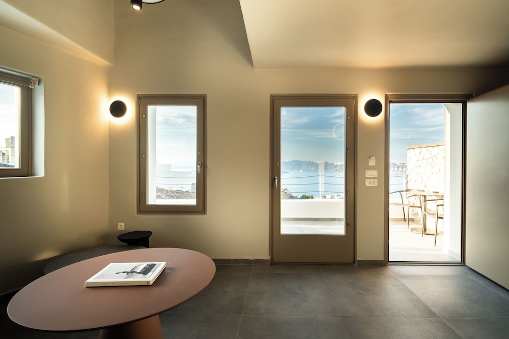 ELEGANT, SUITE, CALDERA VIEW, PLUNGE POOL