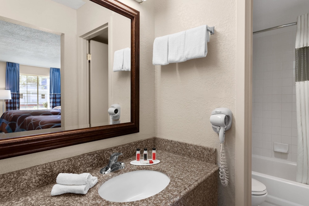 Super 8 By Wyndham Gulfport Near Biloxi 25/57