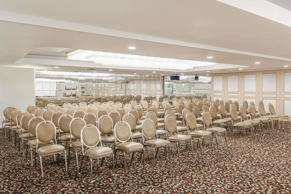 Ramada Plaza By Wyndham Garden Grove/Anaheim South 39/43