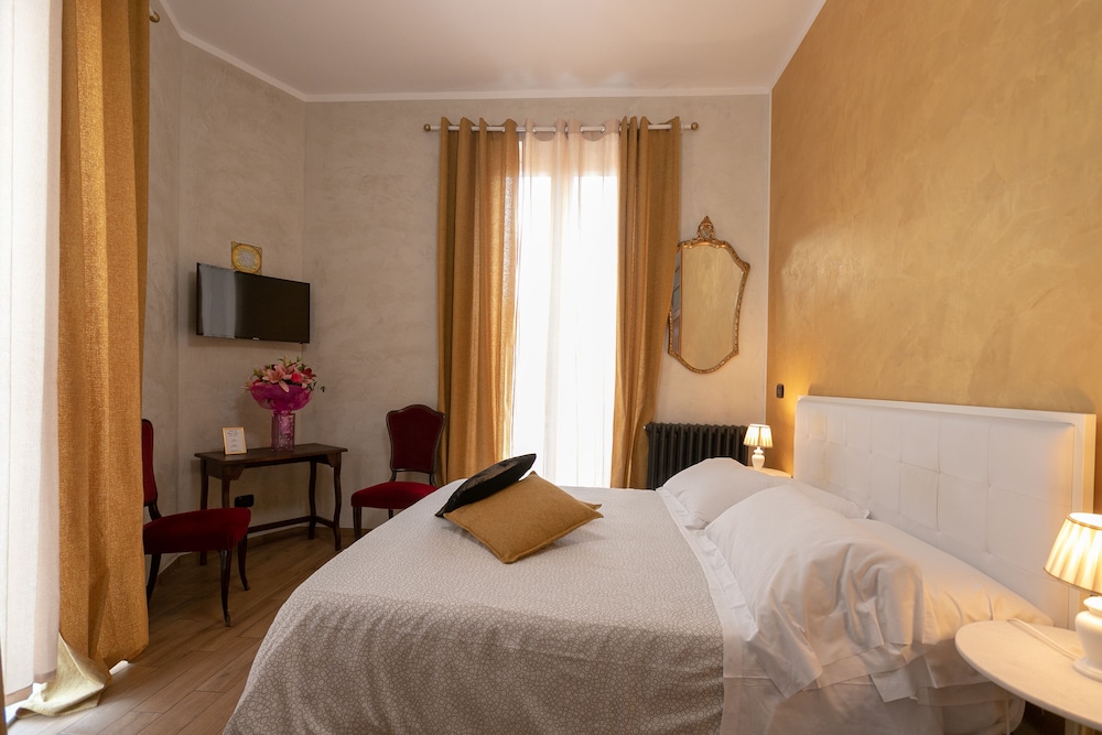 Golden Rooms 23/48