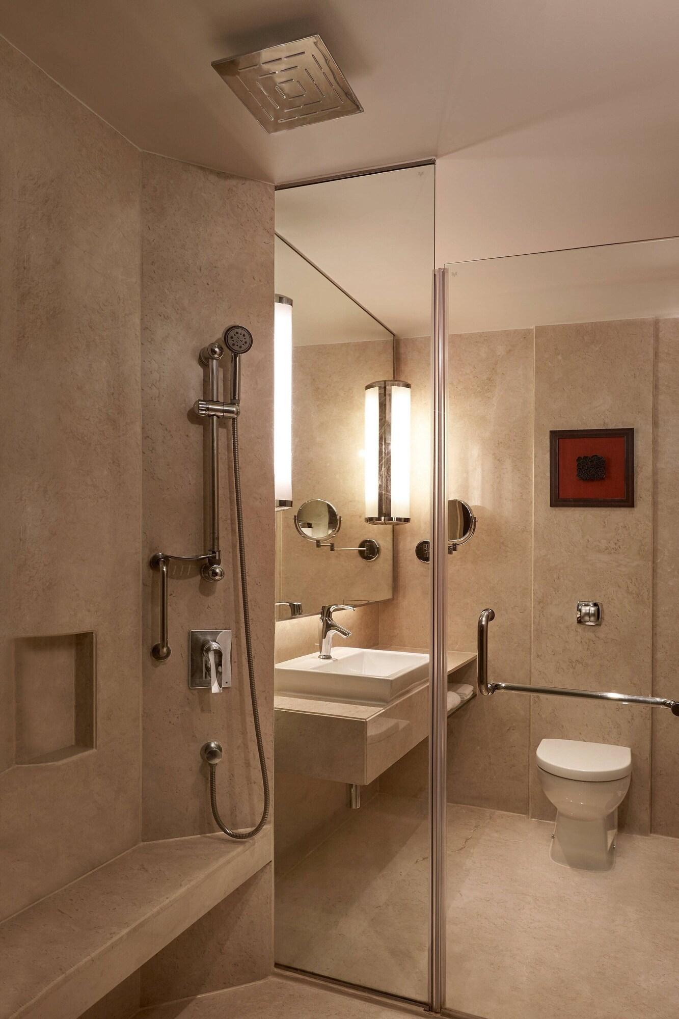 غرفة بسريرين منفصلين بإطلالة على المدينة، Courtyard By Marriott Mumbai International Airport 3/4