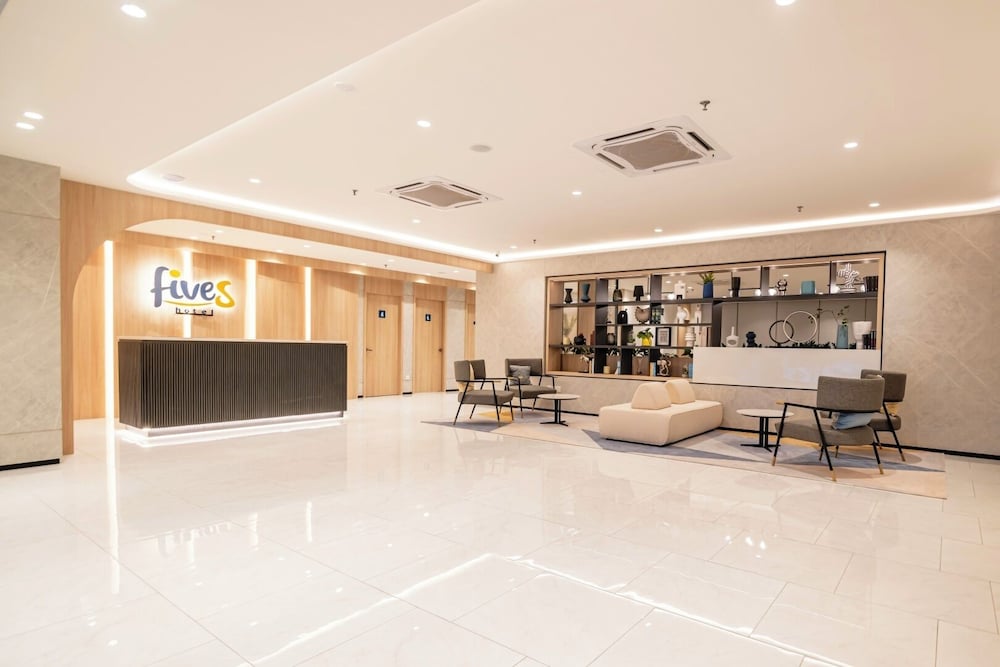 Fives Hotel Meldrum 10/56