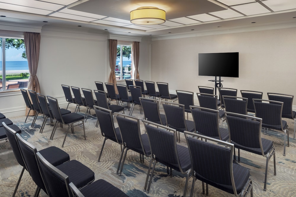Holiday Inn Express Long Beach 53/63