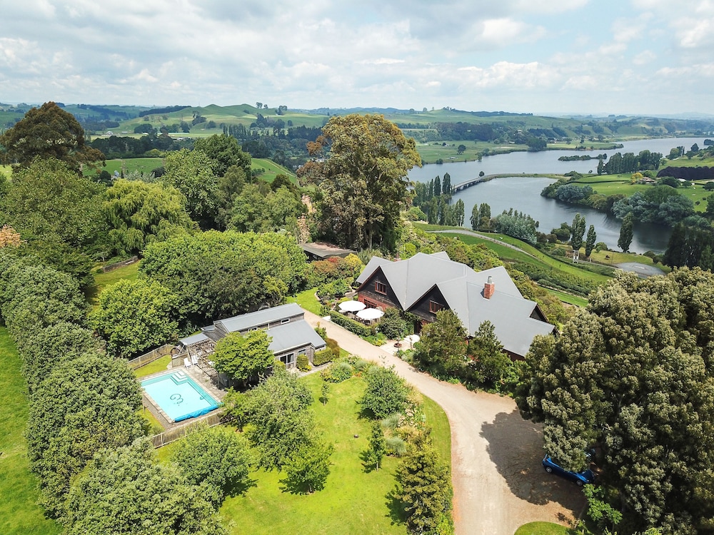 LAKE KARAPIRO LODGE 37/50