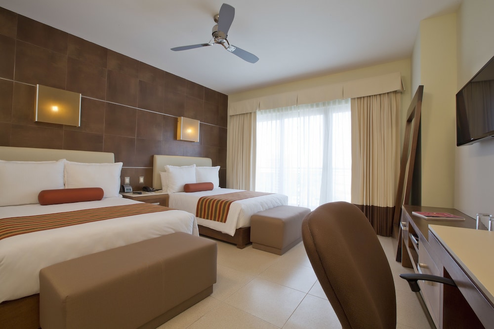 Krazy King or double bed Non Refundable، Krystal Urban Cancun 6/10