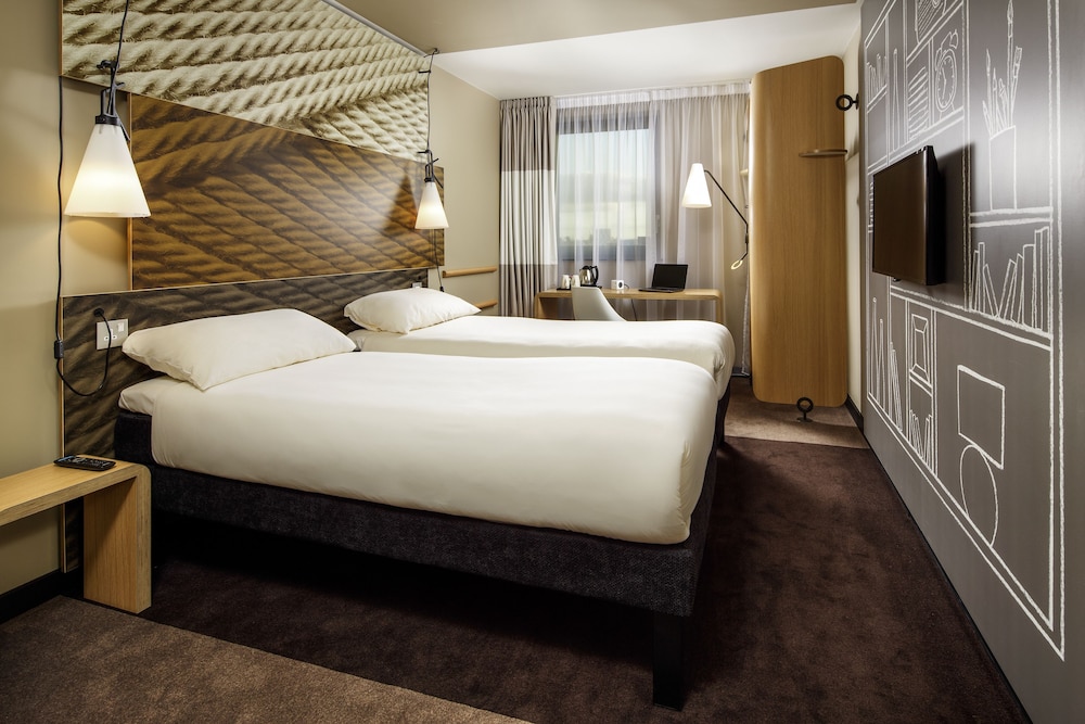 FAMILY, MULTIPLE BEDS