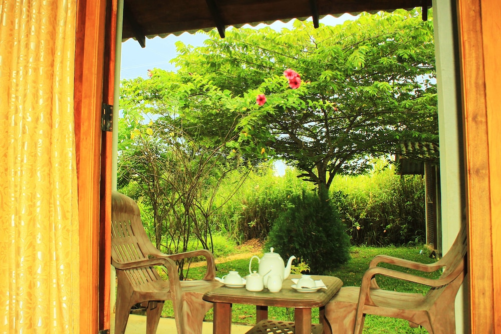 Green Hut Hotel And Restaurant. 42/50