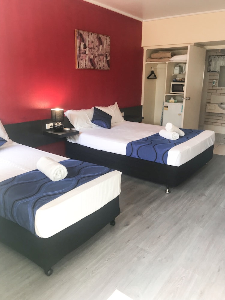 TROPICAL GATEWAY MOTOR INN 21/62
