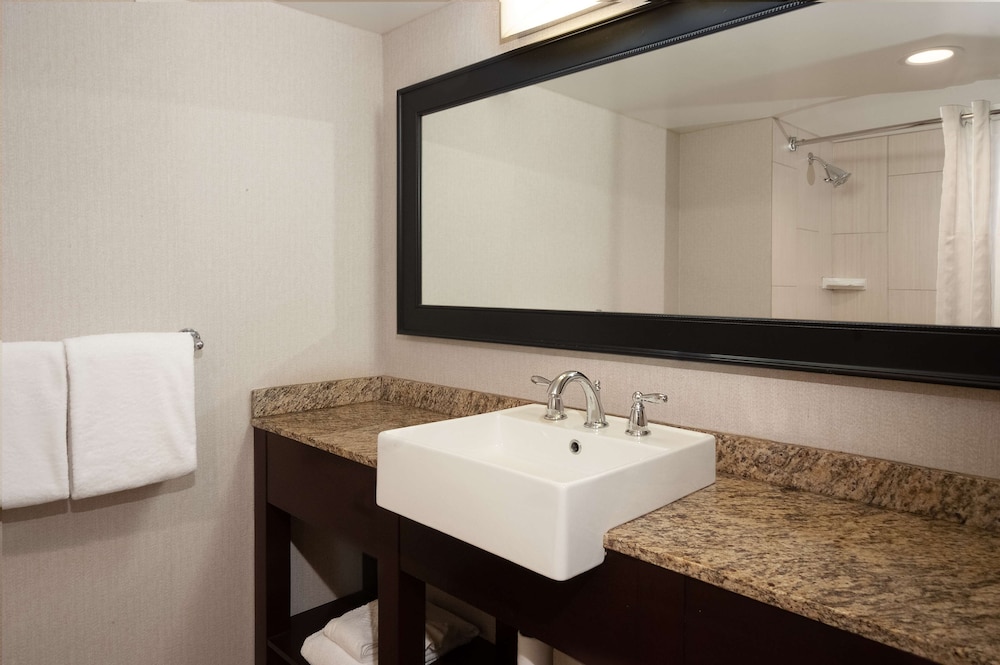 DoubleTree by Hilton Cleveland Downtown Lakeside 25/67