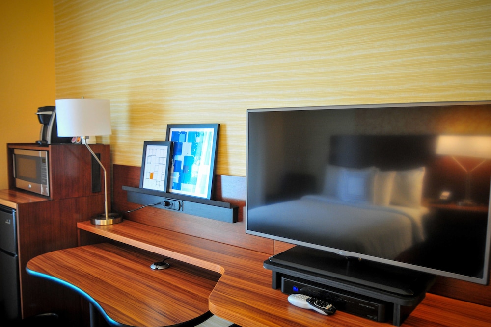 Comfort Inn and Suites Akron South 25/39