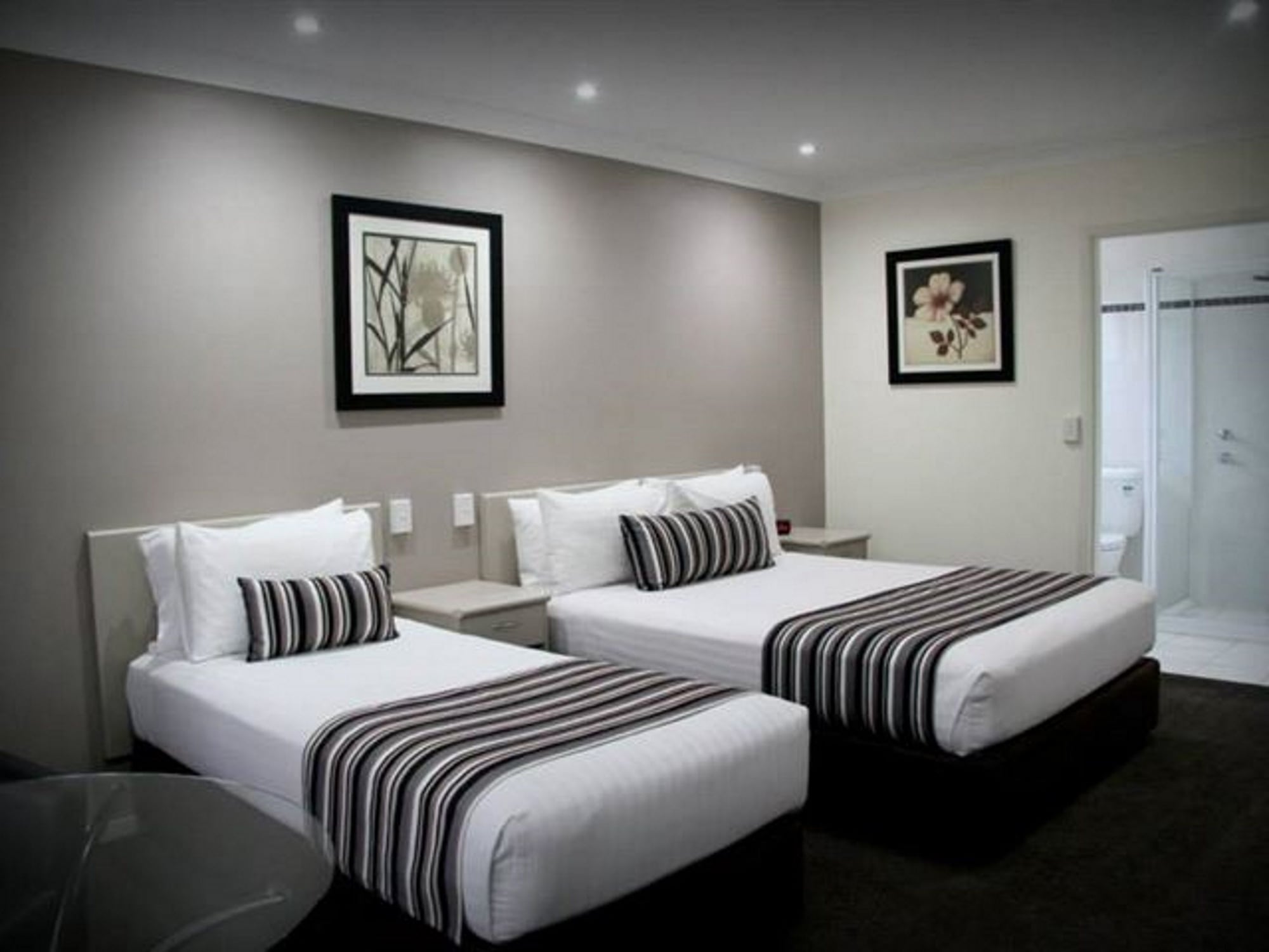غرفة تنفيذية عائلية بسرير كوين وسريرين منفصلين، The Central Caleula Motor Lodge 2/4
