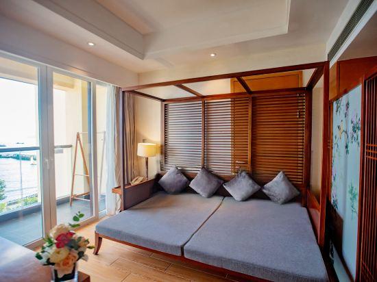 Family, Suite, King Bed, 2 Bathrooms, Sofa