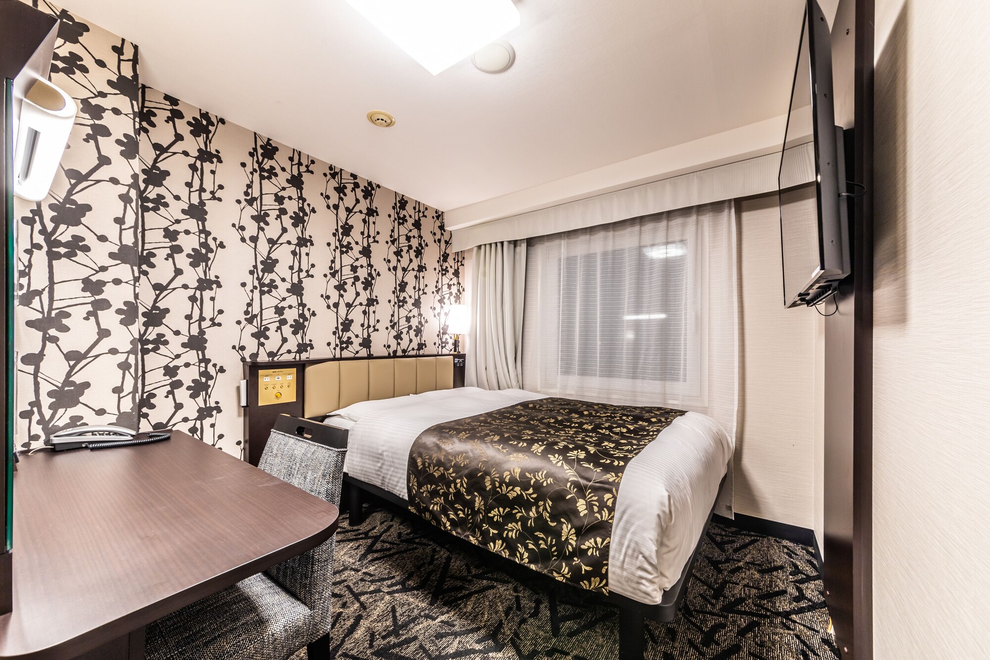ROOM, DOUBLE BED, SMOKING