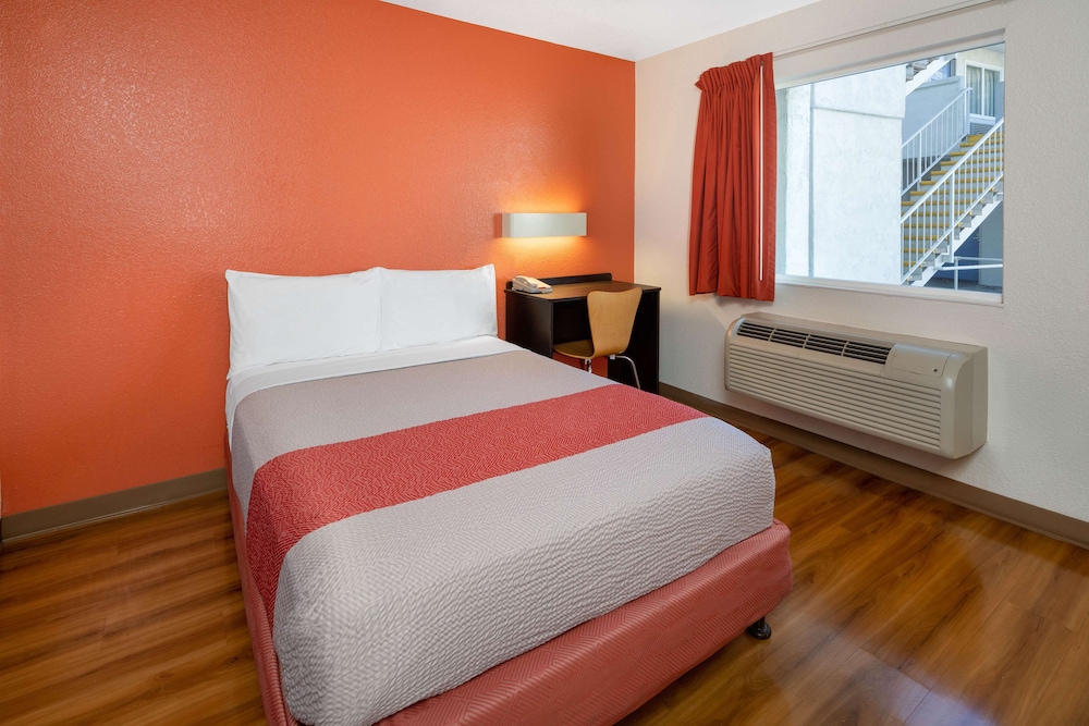 Motel6 Ventura, CA - South 33/61