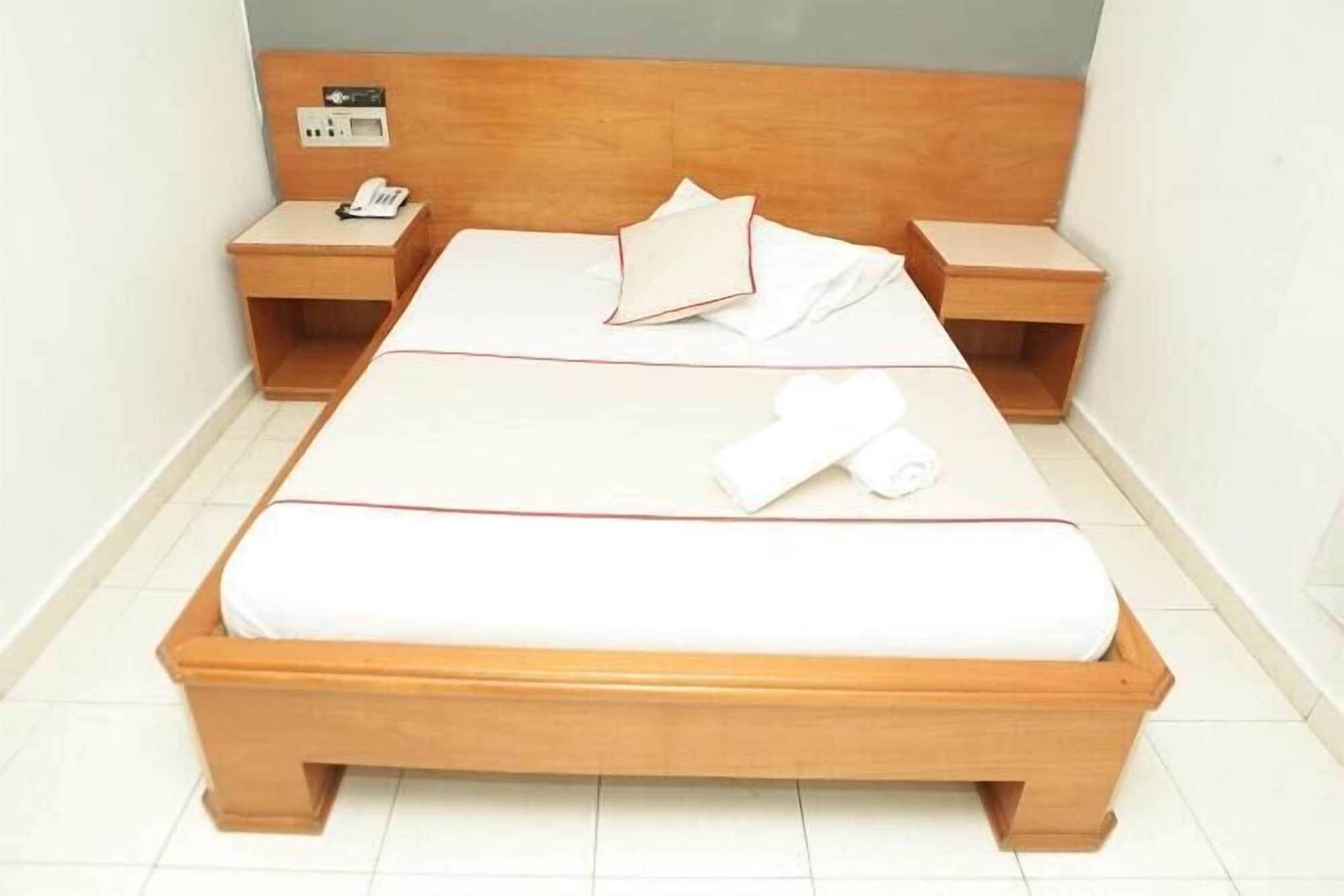 ROOM, DOUBLE BED