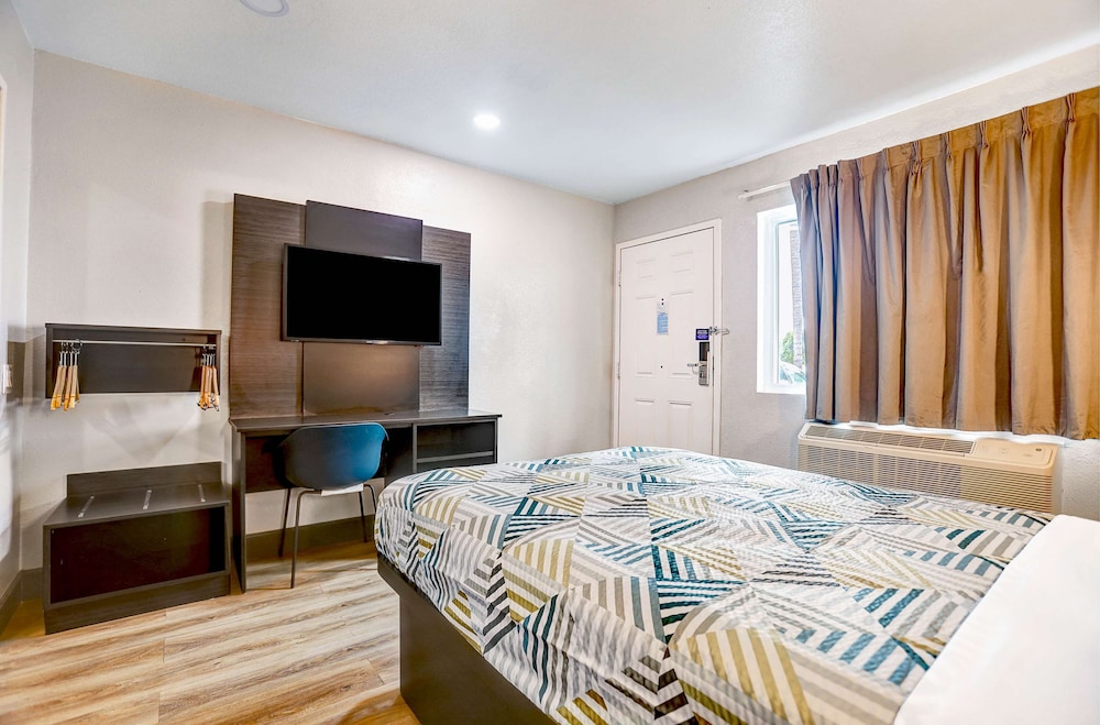 Motel6 San Bernardino, CA - South 16/29