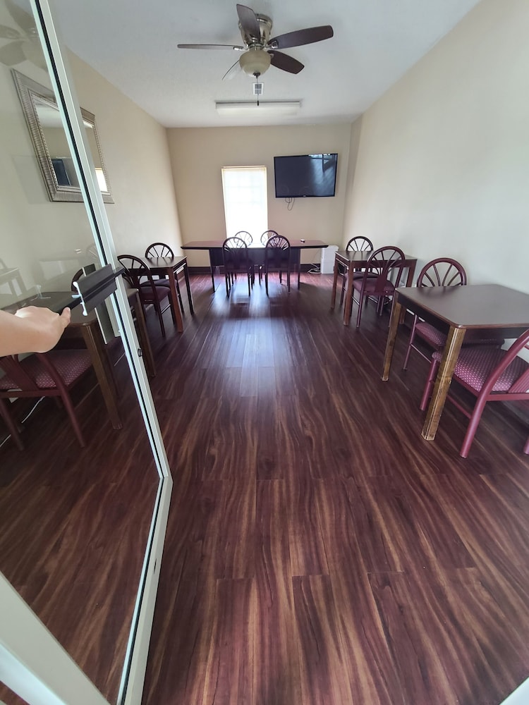 Super 8 by Wyndham Lamar 27/46