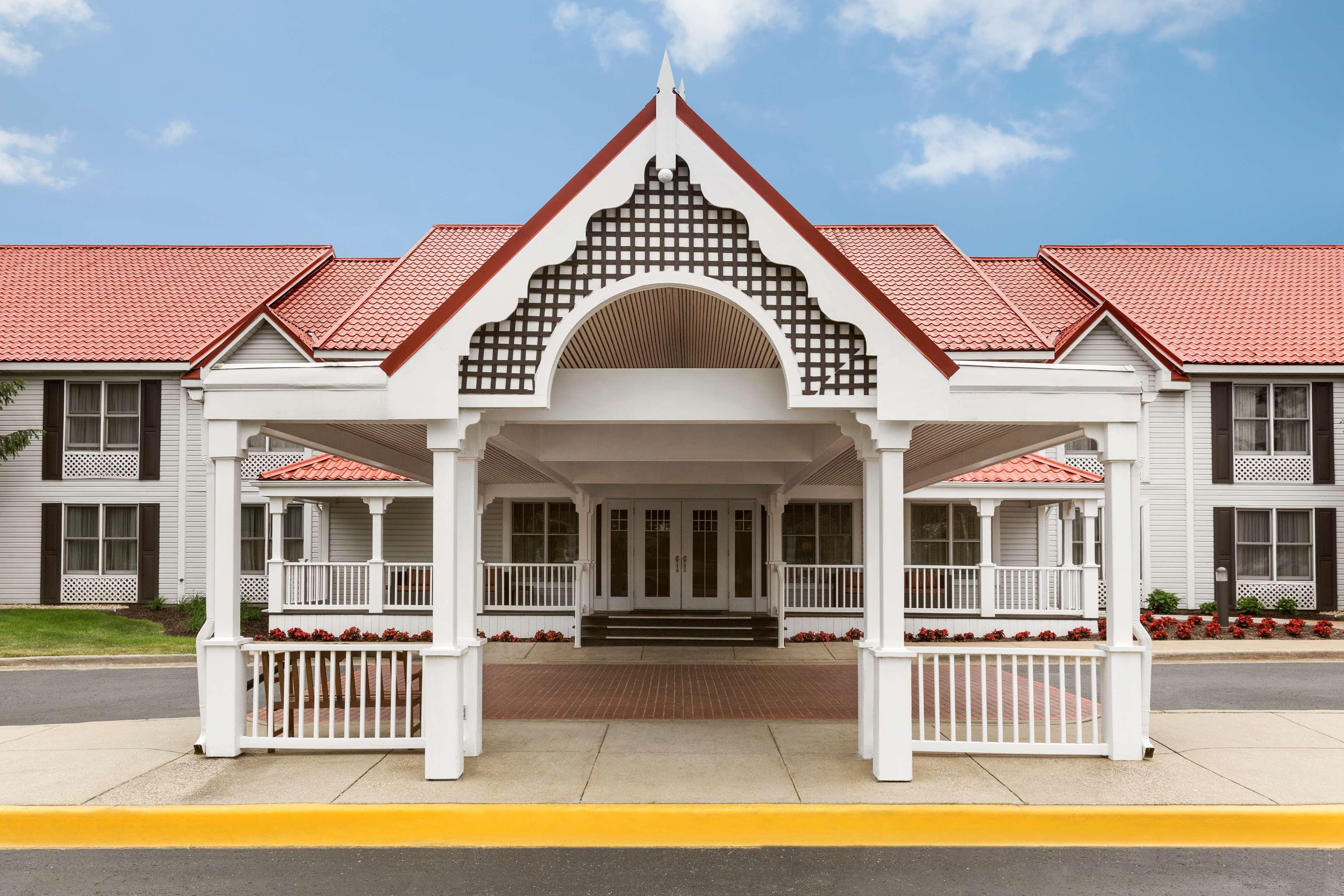 Country Inn & Suites by Radisson Holland, MI 2/42