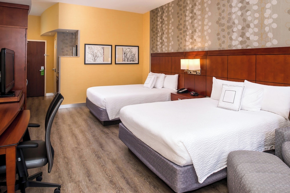 Room, 2 Queen Beds, Sofa, Courtyard Marriott Victorville 2/6