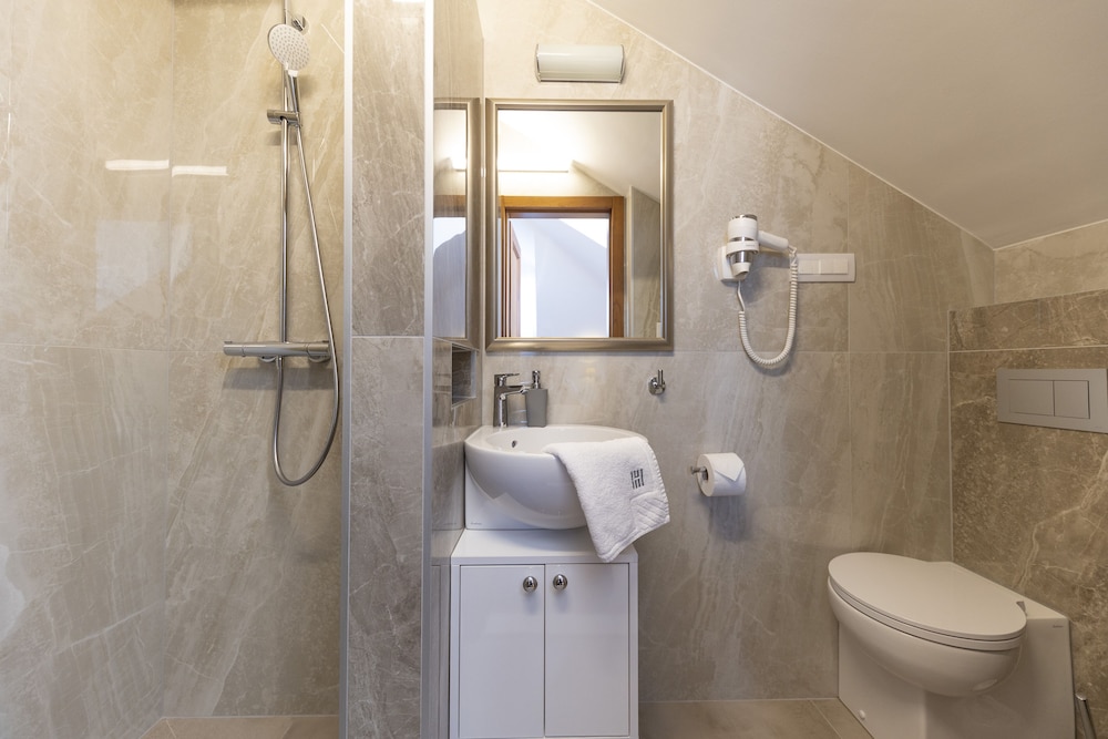 Heritage Hotel Tisno 76/80